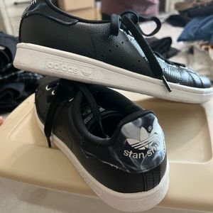 stan smiths black rita ora